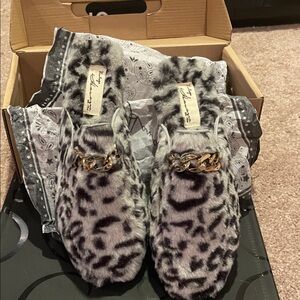 Vintage Havana Gray Leopard Print Mules with Gold Chain NWT and box $22 firm